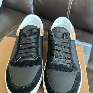 Burberry Reeth Low
Size: 6D/39
Color: Black